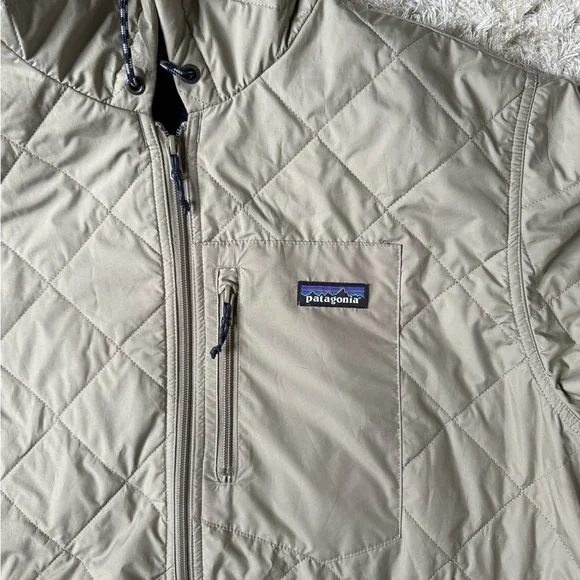 Diamond quilted light weight PATAGONIA jacket. Men’s size large tan and navy - Picture 10 of 10